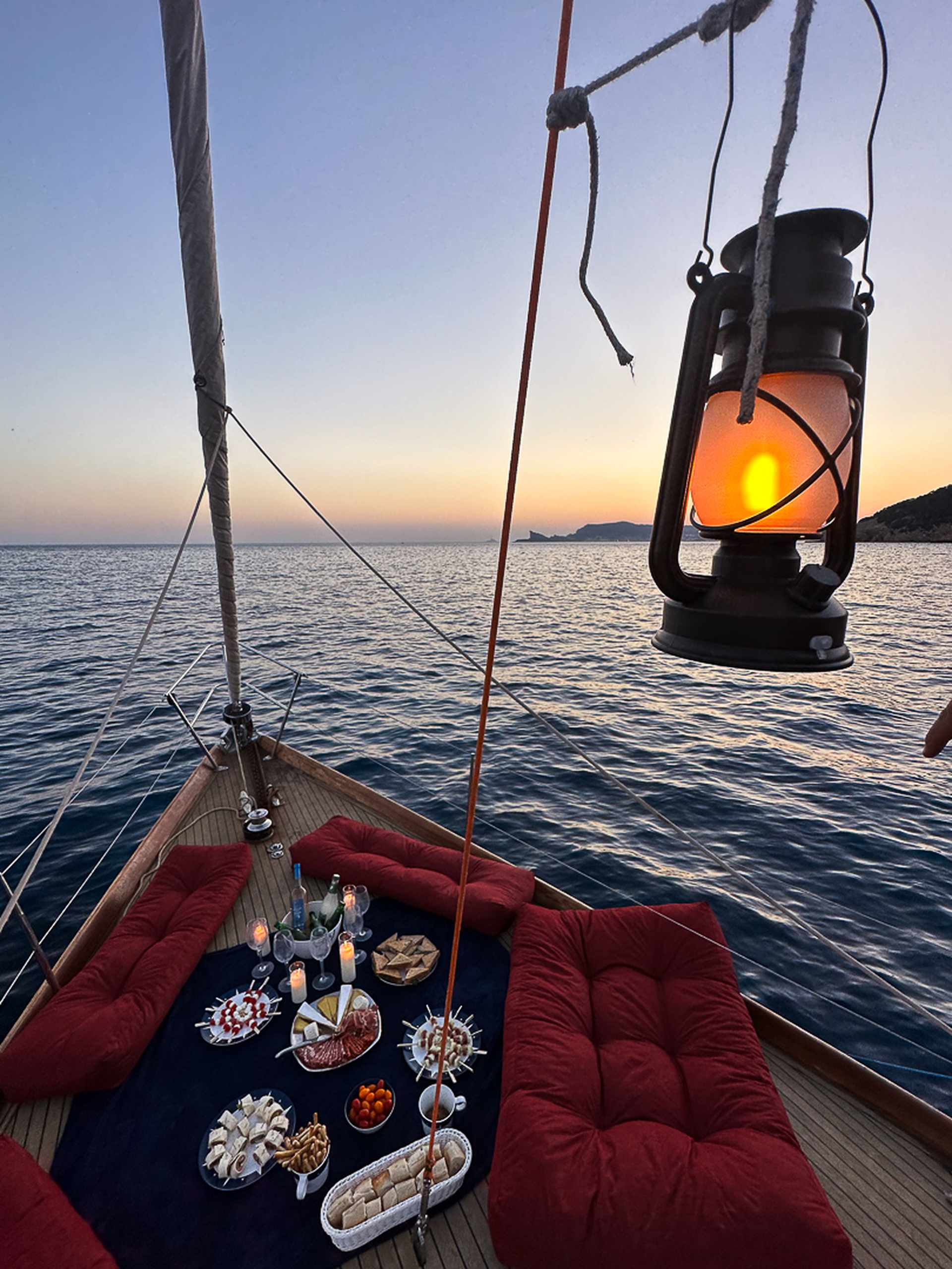 Izenah III - Sailboat trip at sunset