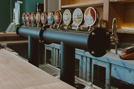 PUB Black Corner