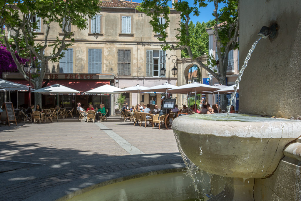 Fontaine sur la place Portalis