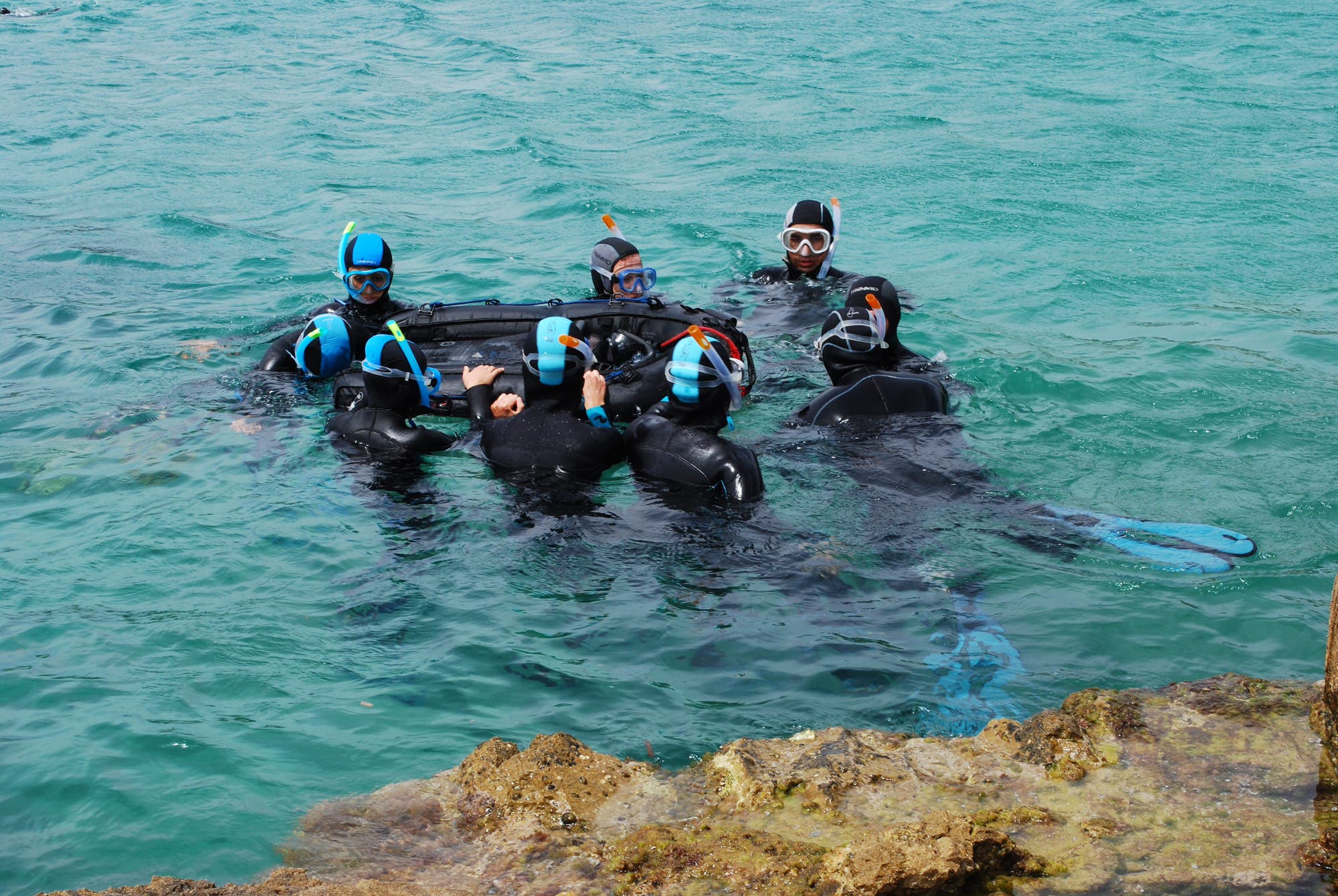 balade aquatique à Port d'Alon, plongeurs équipés dans la calanque